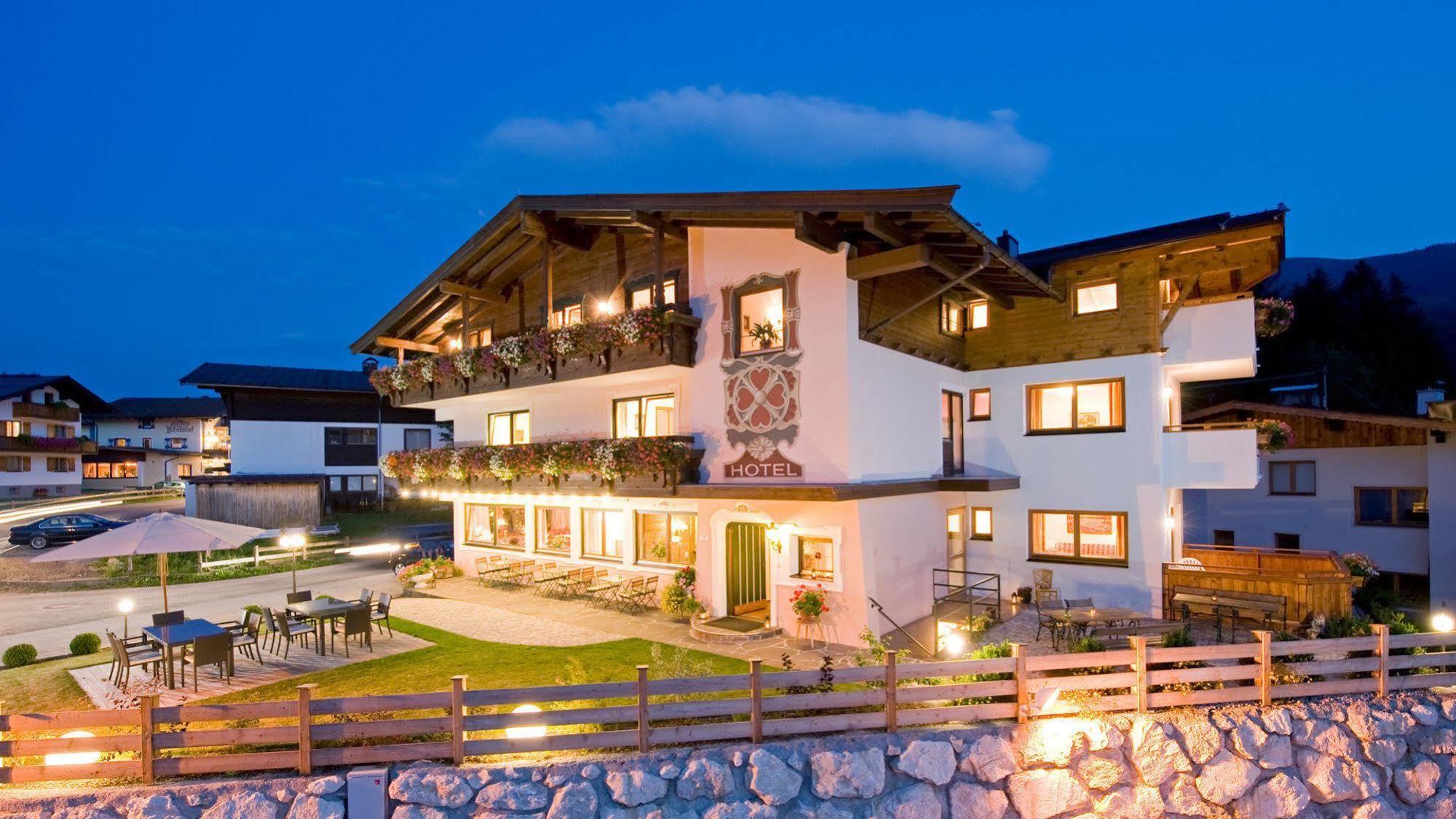 Landhotel Foehrenhof Елмау Екстериор снимка